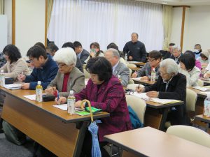 熱心にメモを取る前原・金子両県議