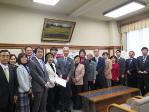 台風19号被害からの生活再建を―要望書を副知事に手渡しました