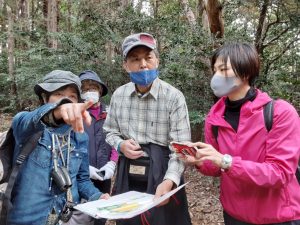 加治丘陵を考える会とともに阿須山中の森を歩く